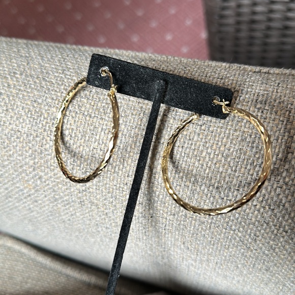 18K Gold Filled Hoop Earrings 1.5 in - Picture 6 of 8